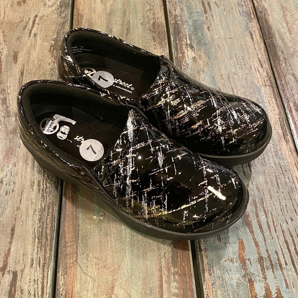 Easy Street Tiffany Clogs Comfort Shoes Black Patent Gold Silver Womens Size 7 - Picture 2 of 10